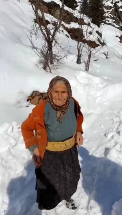 95 yaşındaki Saadet ninenin tahta kızak keyfi