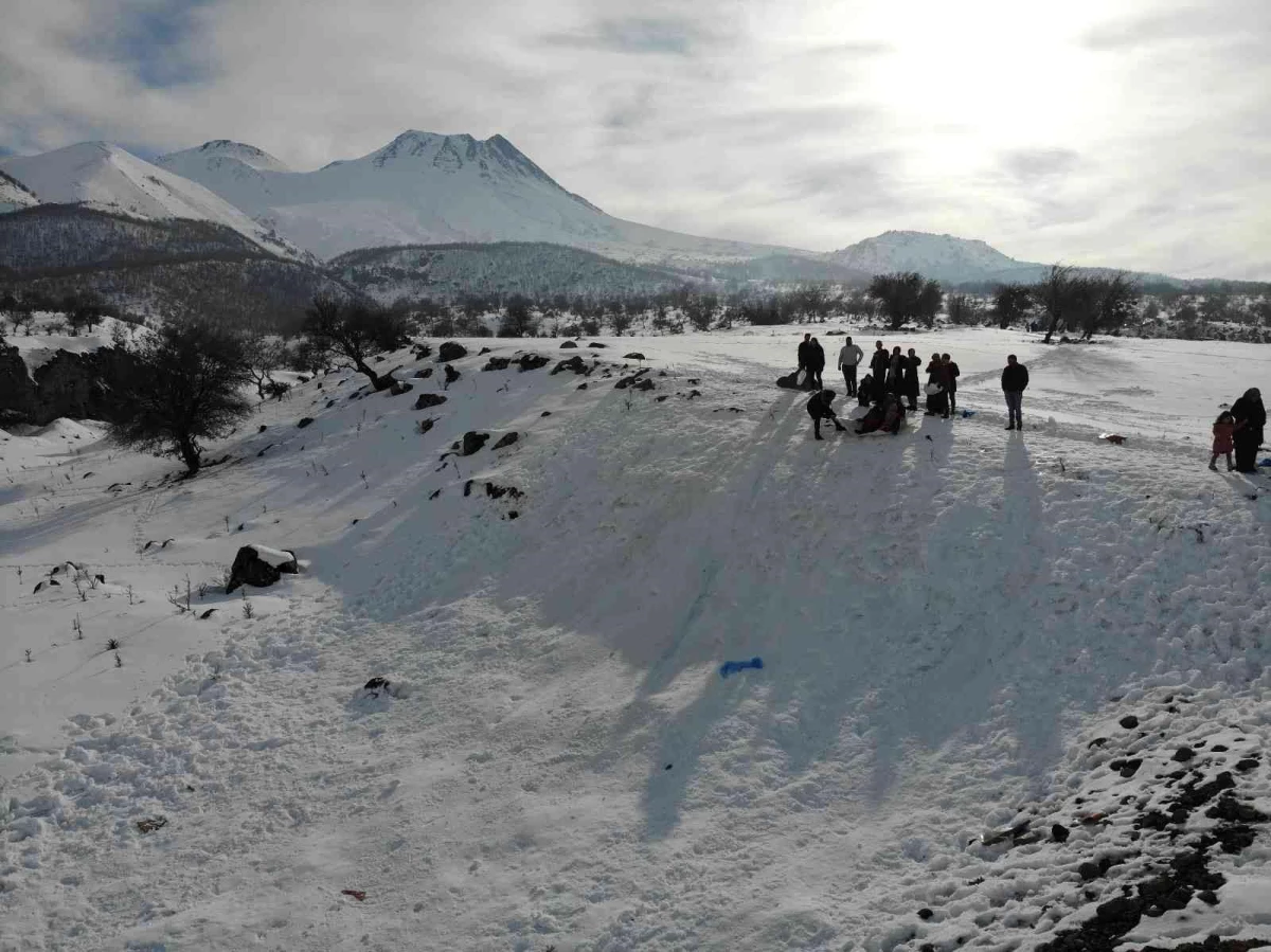 Aksaray\'da Hasan Dağı manzaralı kayak keyfi