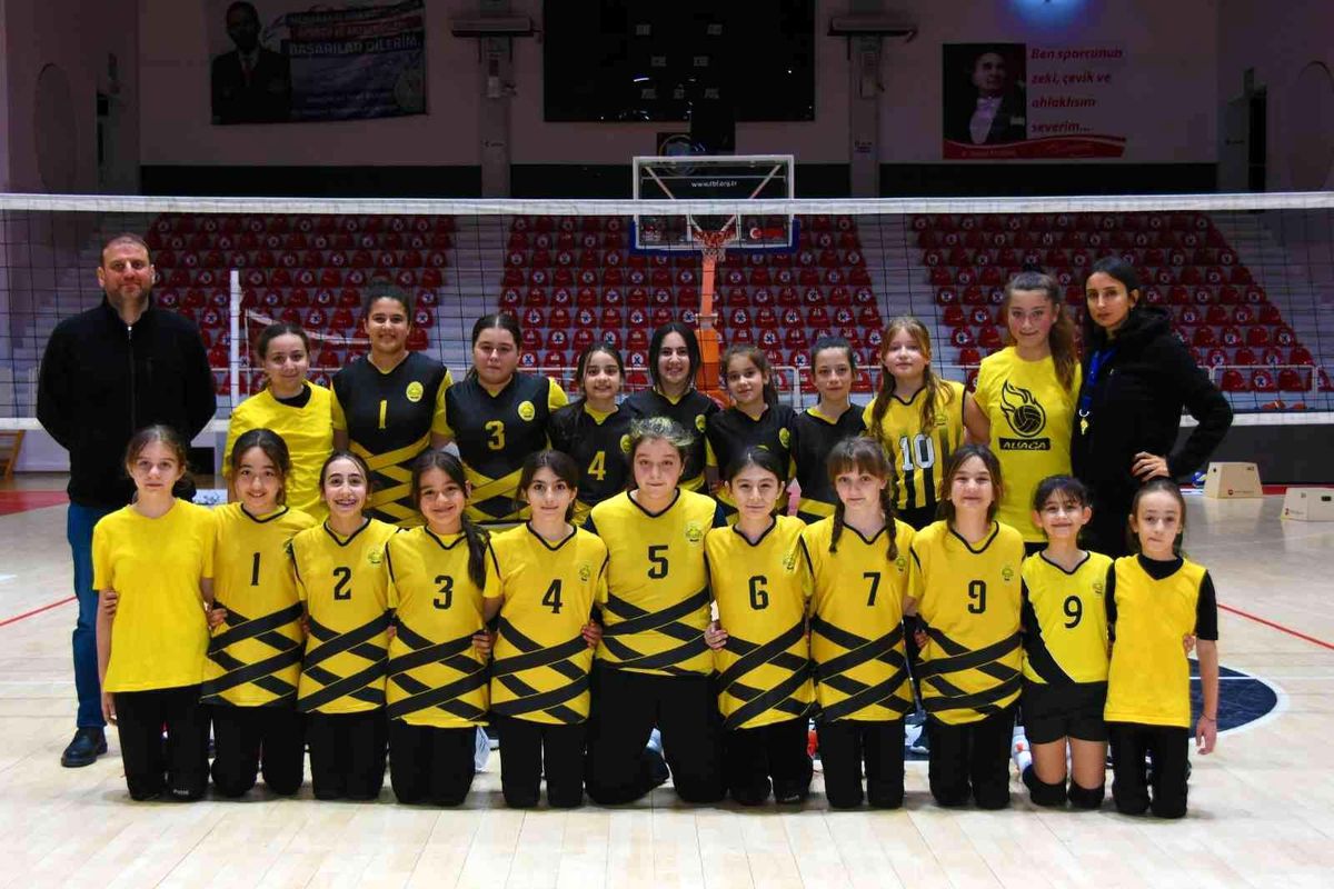 Aliağa\'nın mini voleybolcuları başarılarına yenisini ekledi