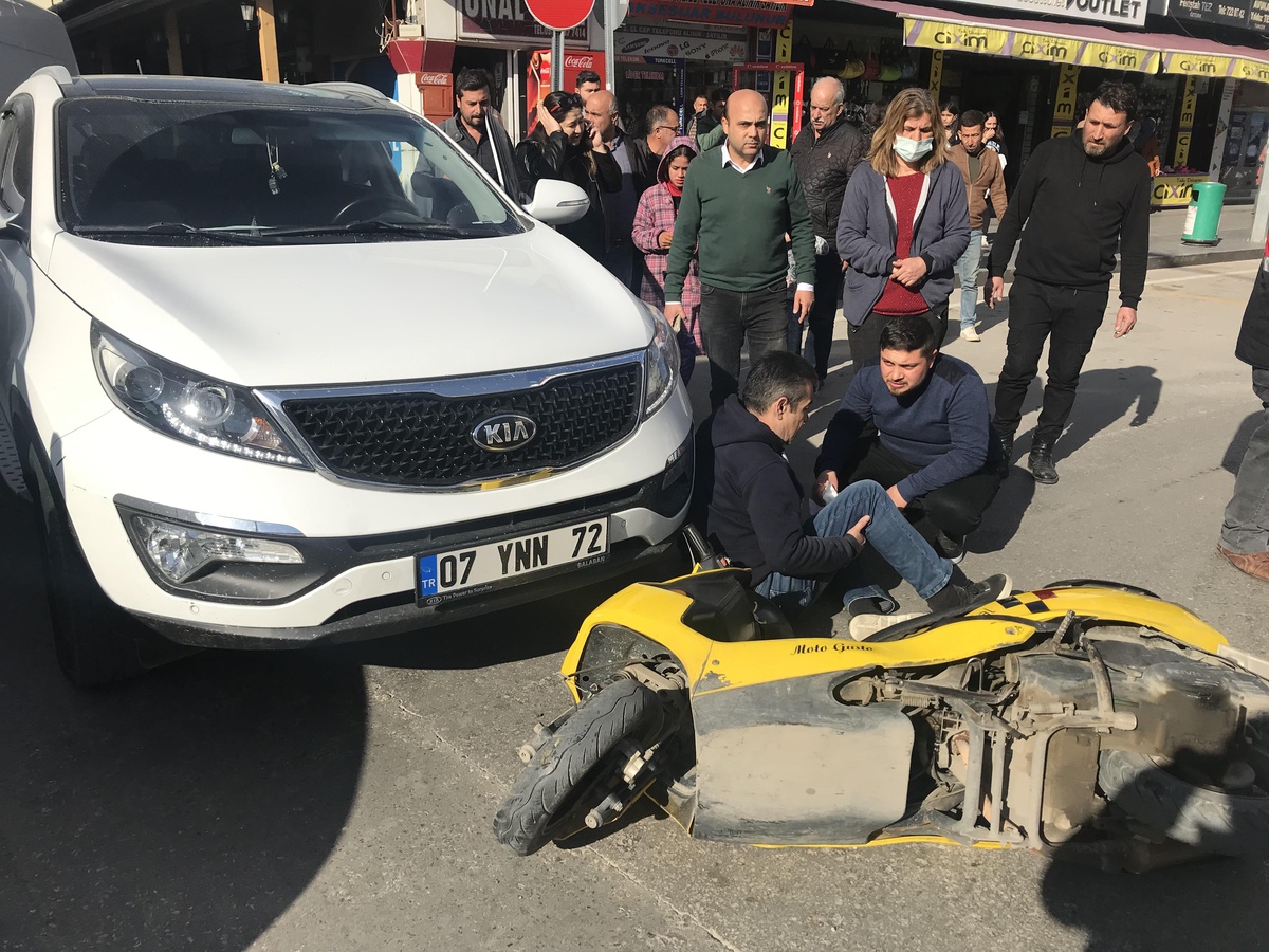 Antalya\'da otomobille çarpışan motosikletin sürücüsü yaralandı