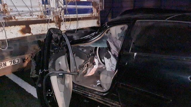 Arkadan çarptığı kamyona saplanan otomobil 65 metre sürüklendi! Sürücü ağır yaralandı