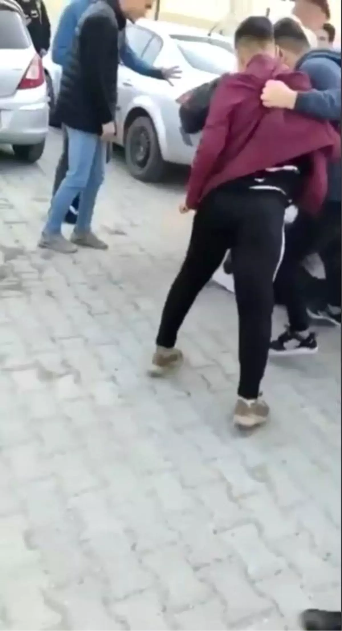 Son dakika haber | Arkadaşlarının kavgasını film izler gibi izleyip, taktik verdiler... O anlar kamerada