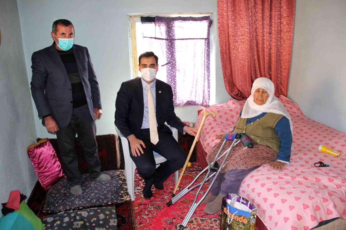 Asırlık Raziye nine duygulandı