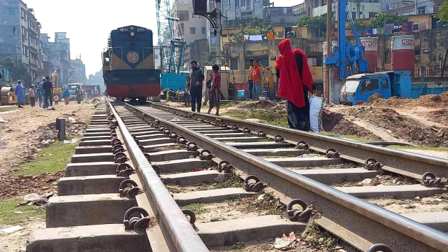 Bangladeş'te demiryolu hattında yaşam mücadelesi