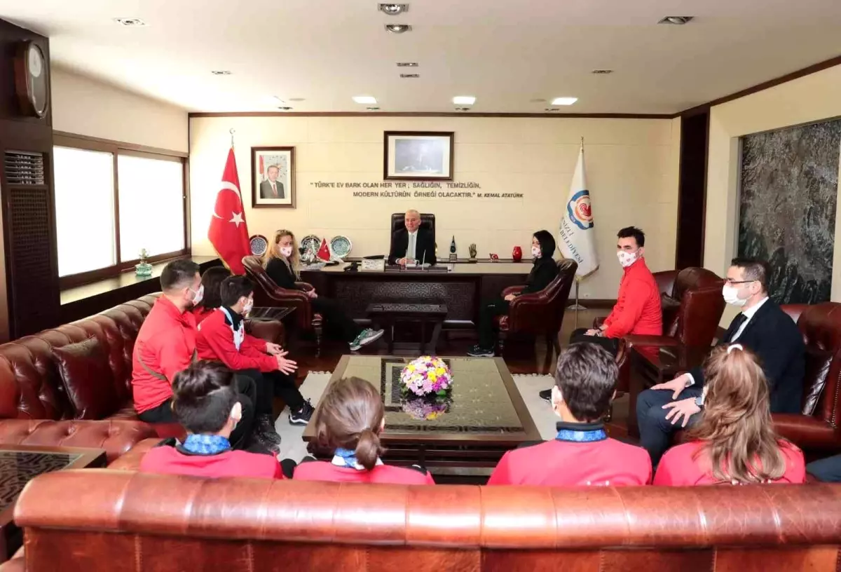 Denizlili yüzme sporcuları Belediye Başkanı Zolan'ı ziyaret etti