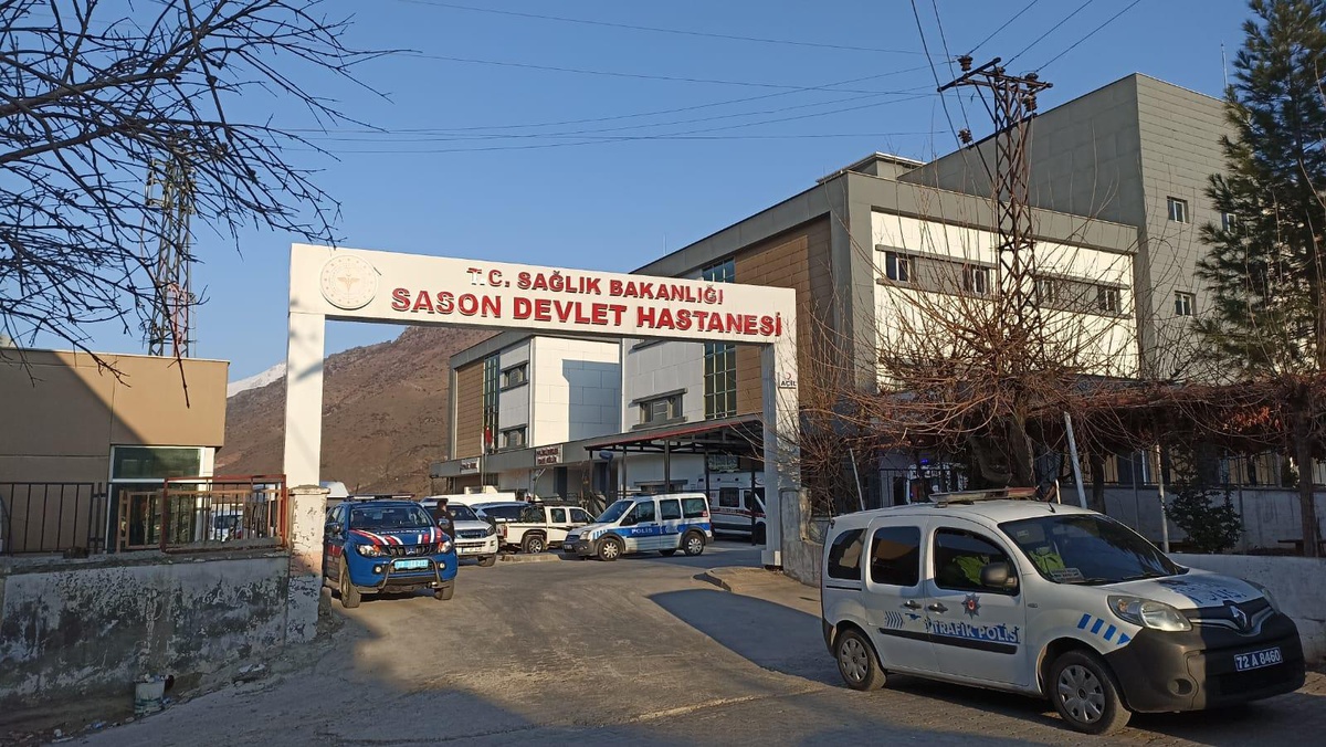 Batman\'da yüzeyi buz tutan havuza düşen iki çocuktan biri öldü