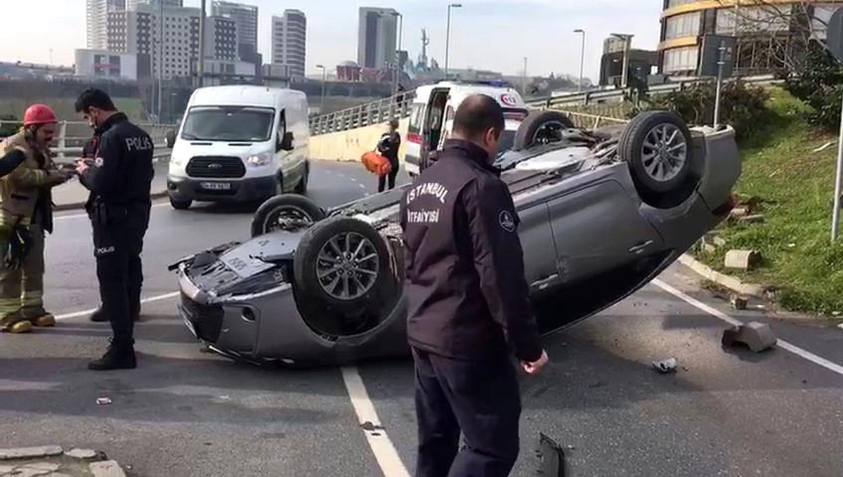 Bayrampaşa\'da sürücü takla attan ataçtan burnu bile kanamadan kurtuldu