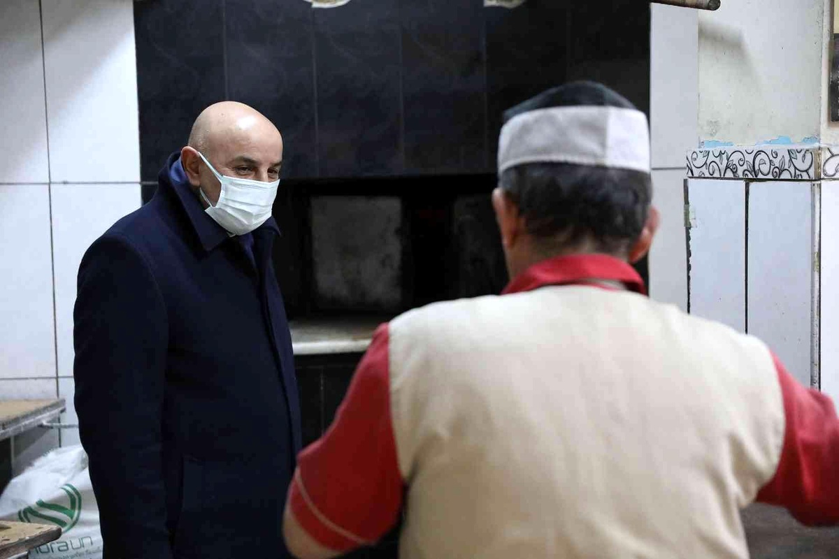 Belediye Başkanı Altınok esnaf ziyaretinde fırının başına geçti