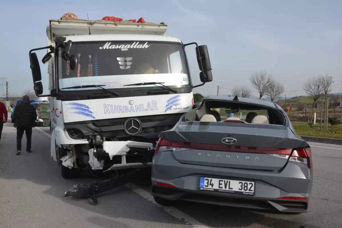ÇANAKKALE - Kamyonla otomobil çarpıştı, 1 kişi öldü, 2 kişi yaralandı