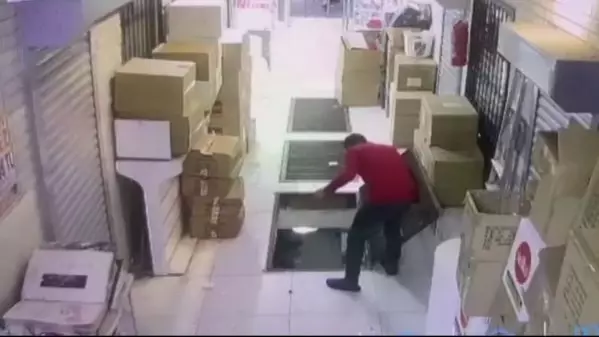 Cep telefonuna bakarak yürürken açık ızgaradan aşağıya düştü