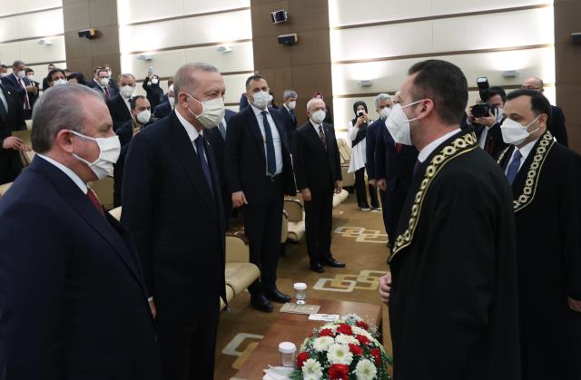 Cumhurbaşkanı Erdoğan ve Kemal Kılıçdaroğlu Anayasa Mahkemesi yemin töreninde selamlaştı