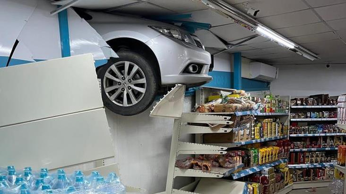 Markete otomobiliyle girdi! Fren yerine gaza basan şaşkın sürücünün o anları