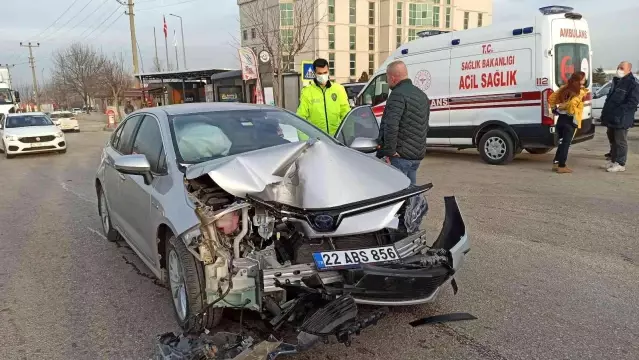 Kadın sürücü önce bariyerlere sonra başka bir araca çarptı