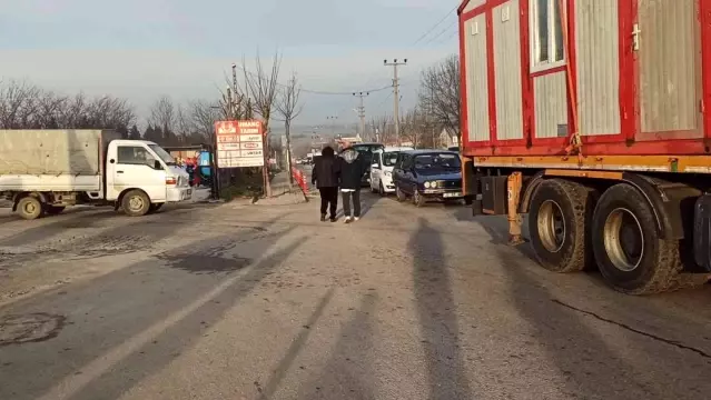 Kadın sürücü önce bariyerlere sonra başka bir araca çarptı