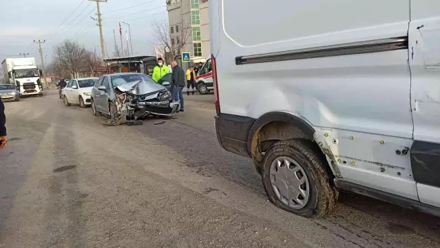 Kadın sürücü önce bariyerlere sonra başka bir araca çarptı