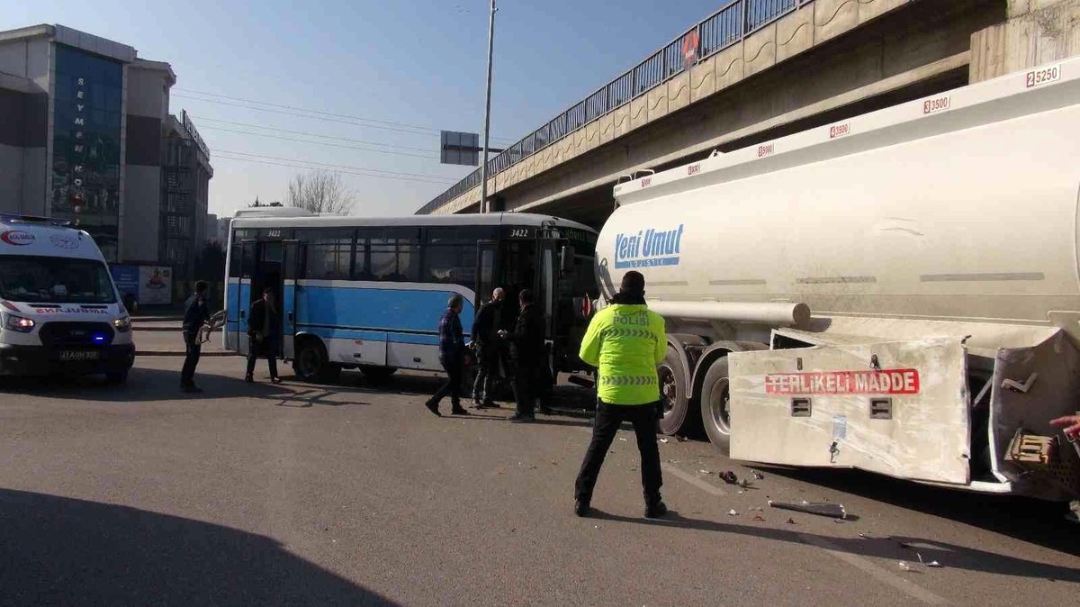 Halk otobüsü ile tehlikeli madde taşıyan tanker çarpıştı: 2 yaralı