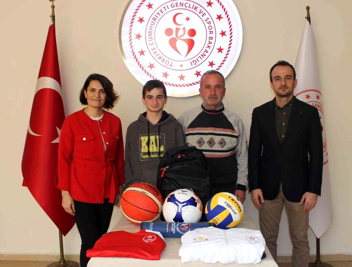 Hediye çekilişini kazandı hediyesini aldı