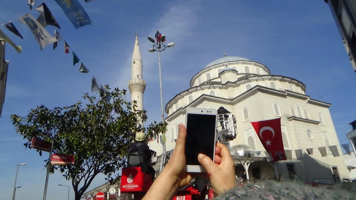 Şişli\'de ilginç görüntü... Aydınlatma direğine tırmanıp Türk bayrağı salladı