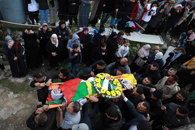 Son dakika... İsrail güçlerinin öldürdüğü Filistinli genç son yolculuğuna uğurlandı