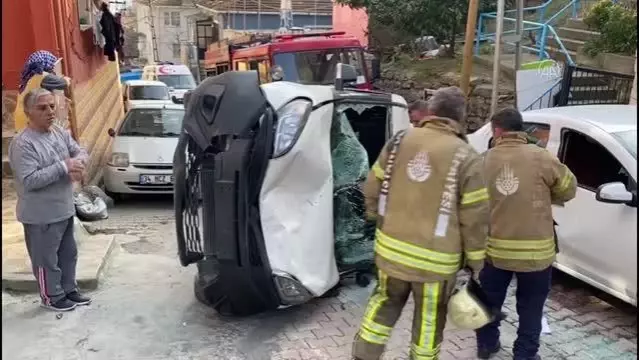 İstanbul'da devrilen hafif ticari aracın sürücüsü yaralandı