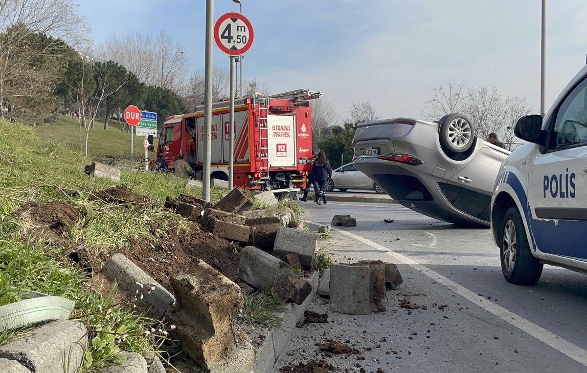 İstanbul\'da devrilen otomobilin sürücüsü yaralandı