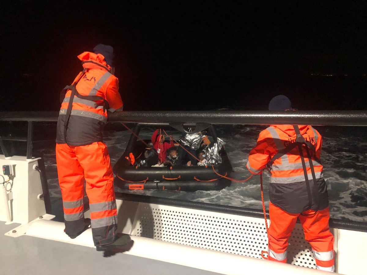 İzmir açıklarında geri itilen 52 düzensiz göçmen kurtarıldı