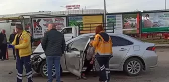 Kadın sürücü önce bariyerlere sonra başka bir araca çarptı