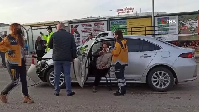 Kadın sürücü önce bariyerlere sonra başka bir araca çarptı