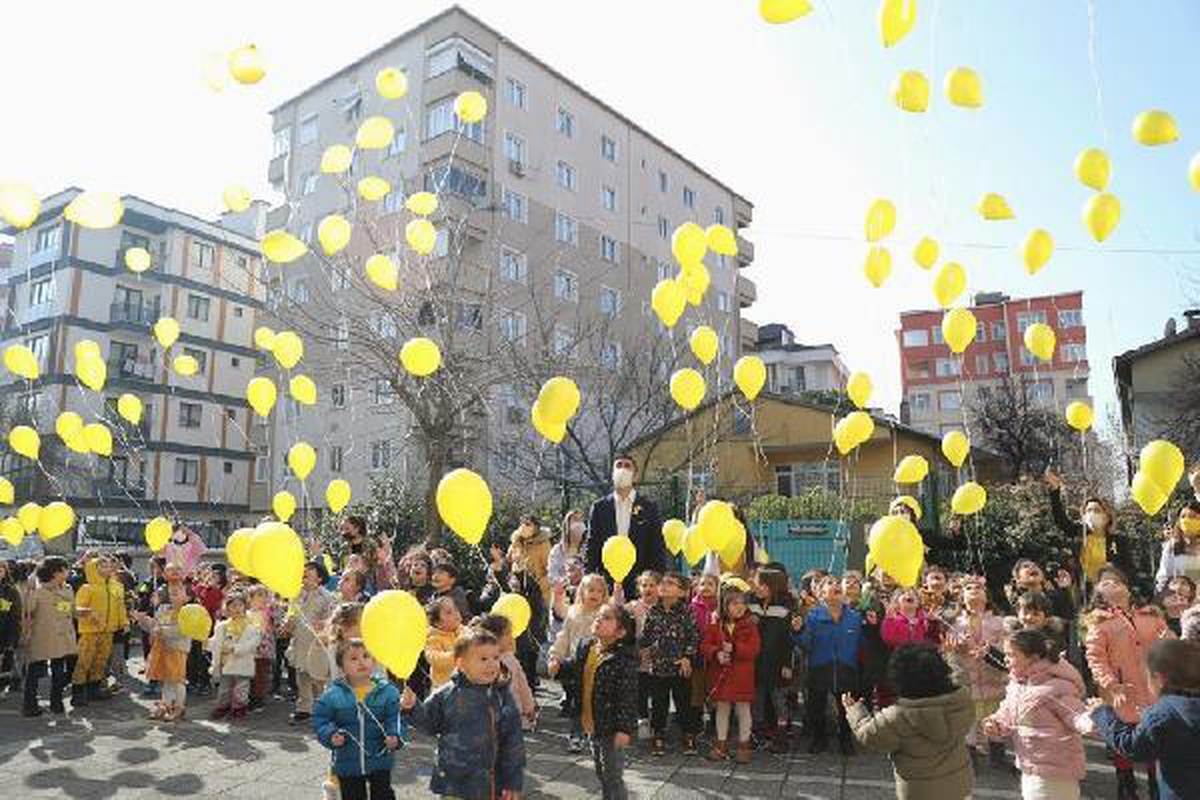 İstanbul\'da çocukluk çağı kanserlerine dikkati çekmek için sarı balonlar uçuruldu