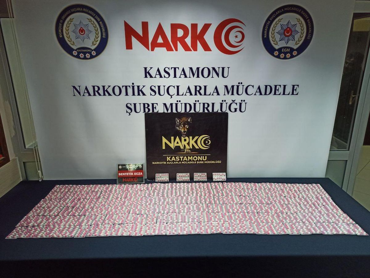 Kastamonu\'da uyuşturucu hap ile yakalanan 3 kişiden 2\'si tutuklandı