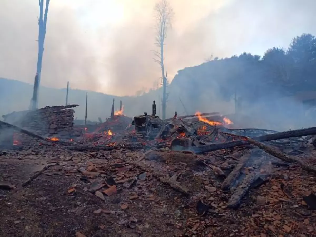 Son dakika haberi... Kastamonu'da yangın; 15 ahşap ev kül oldu