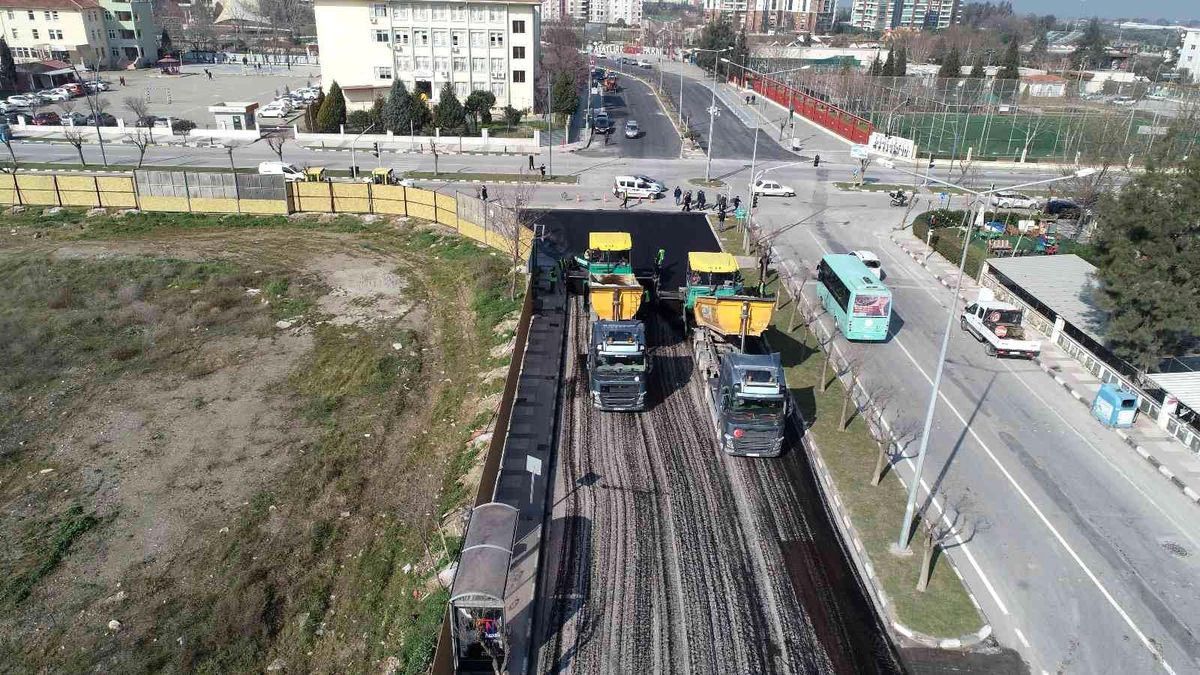 Manisa\'da sıcak asfalt mesaisi devam ediyor