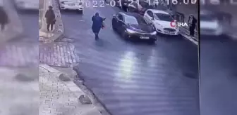 Önünü kestikleri araca tekme ve yumrukla saldırdılar... O anlar kamerada