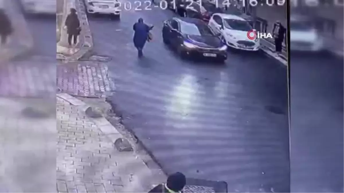 Önünü kestikleri araca tekme ve yumrukla saldırdılar... O anlar kamerada