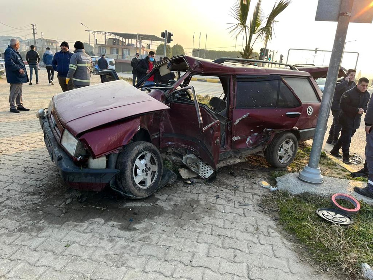 Otomobil tıra arkadan çarptı, 2 kişi ölümden döndü