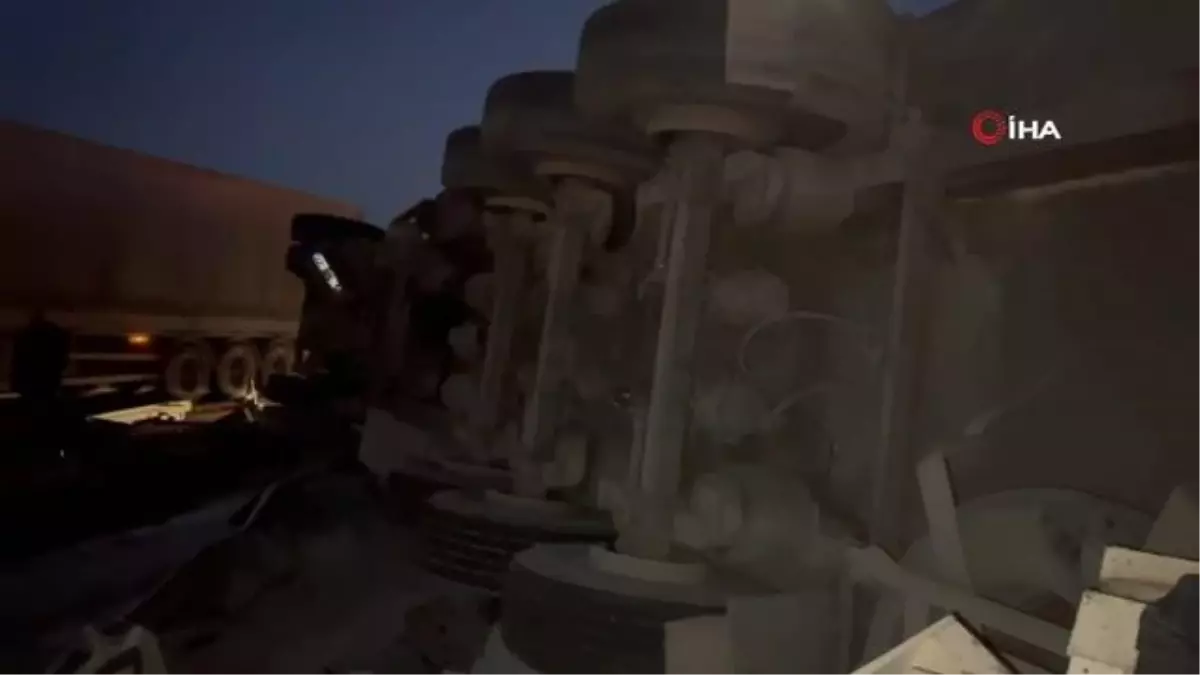 Portakal yüklü tır devrildi, kasalar dolusu portakal yola saçıldı