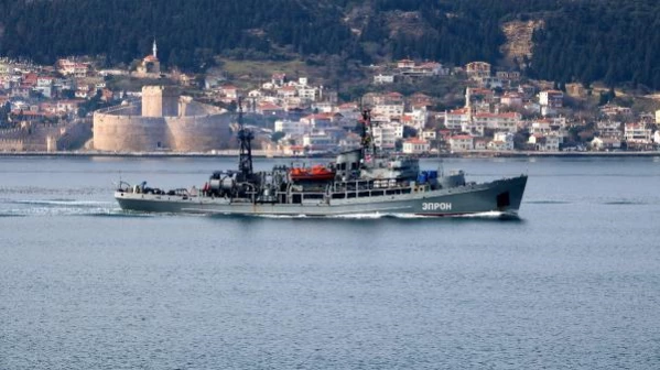 Son dakika: RUS SAVAŞ GEMİSİ EPRON, ÇANAKKALE BOĞAZI'NDAN GEÇTİ