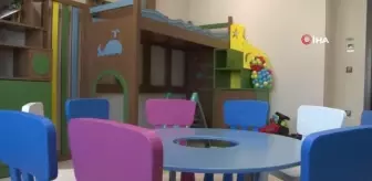 Şair hemşire kitaplarının geliriyle hastaneye oyun odası kurdu