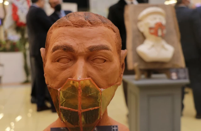 Salgının simgesi maskeler heykellere Türk motifleriyle uyarlandı