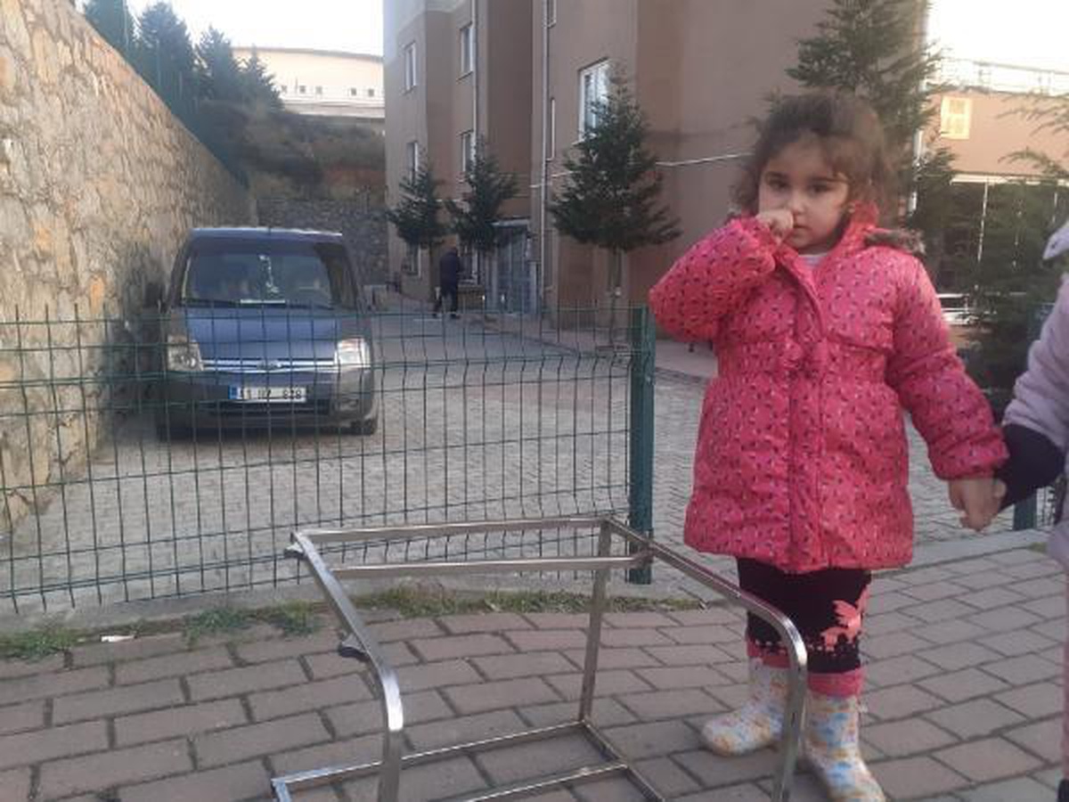 Son dakika haberi | Sehpanın metal ayaklarına sıkışan Eslem\'i itfaiye kurtardı