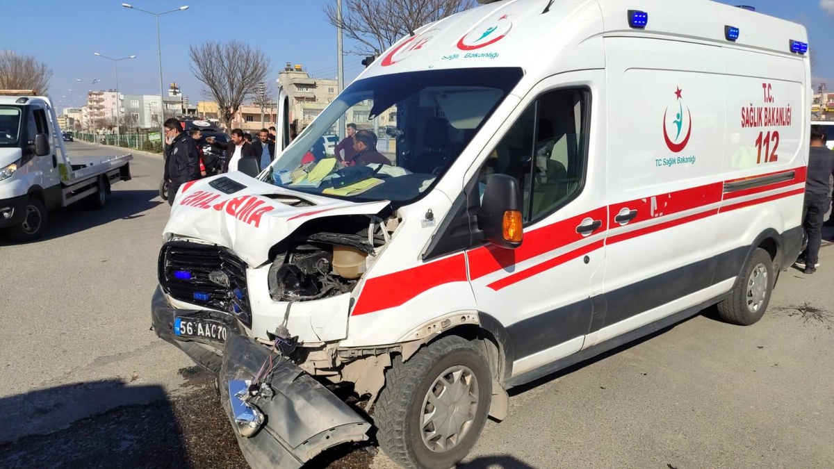 Siirt\'te ambulans ile otomobil çarpıştı: 8 yaralı