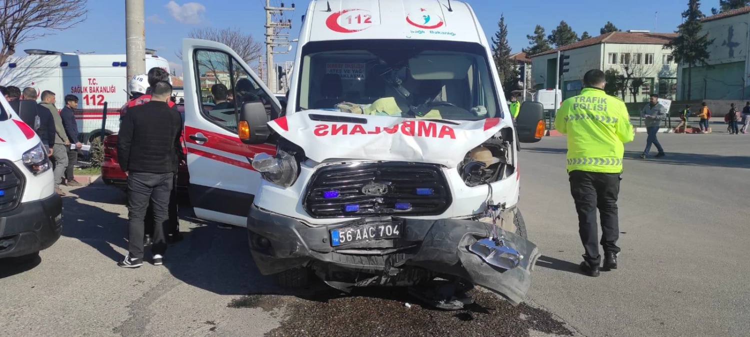 Siirt\'te otomobil ile ambulansın çarpışması sonucu 8 kişi yaralandı