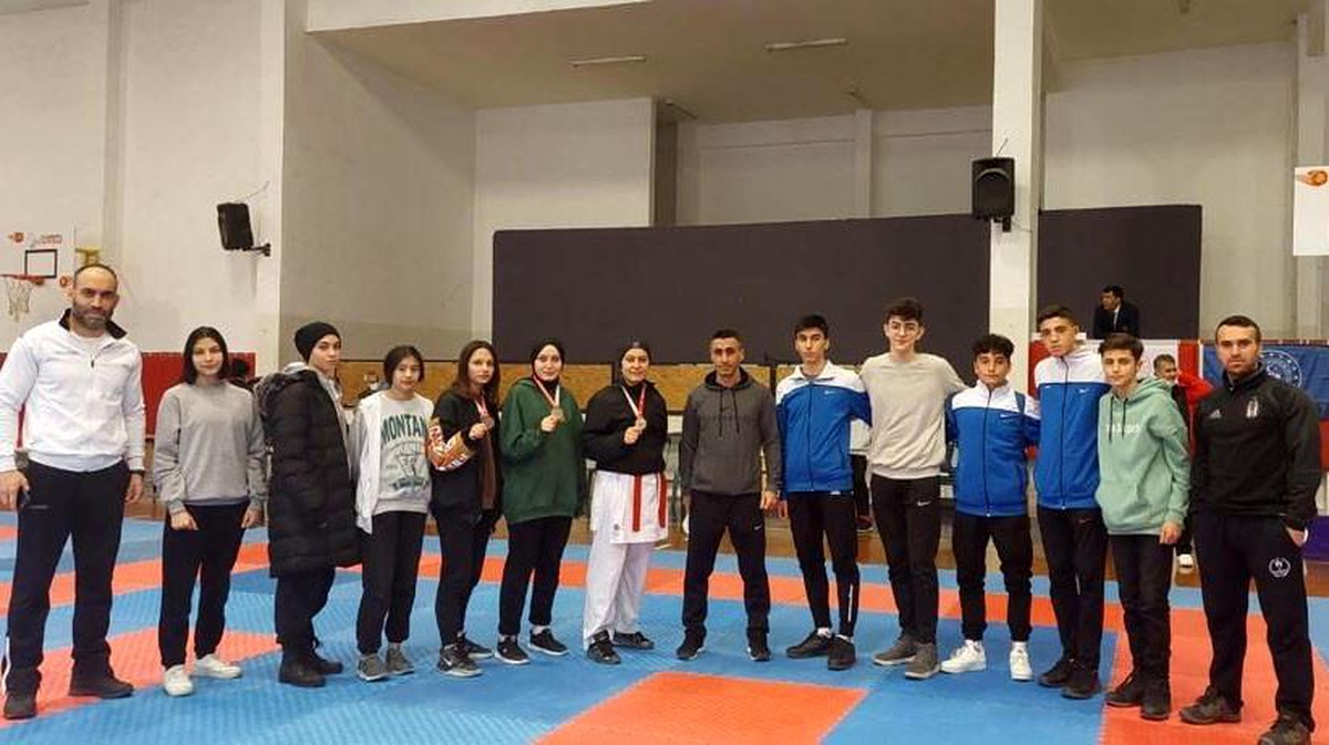 Sivas karate kafilesi madalyaları topladı