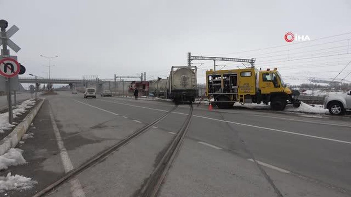 Sivas'ta yük treni raydan çıktı, son vagonun bir kısmı Sivas-Ankara karayolunda kaldı