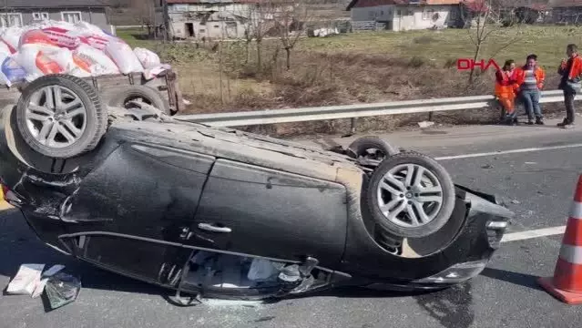 TRAKTÖRE ÇARPAN OTOMOBİL TAKLA ATTI: 3 YARALI