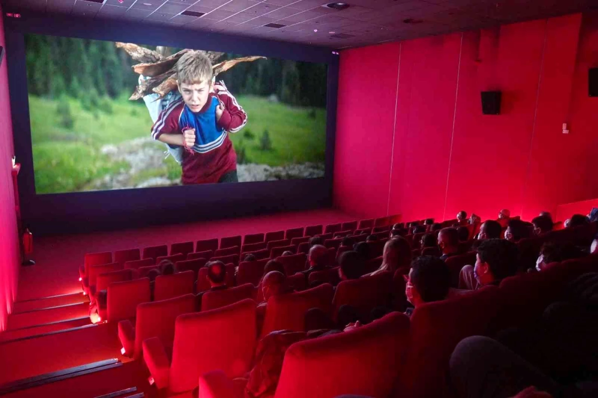 Vali Aksoy, "Kesişme: İyi ki Varsın Eren" filmini öğrencilerle birlikte izledi