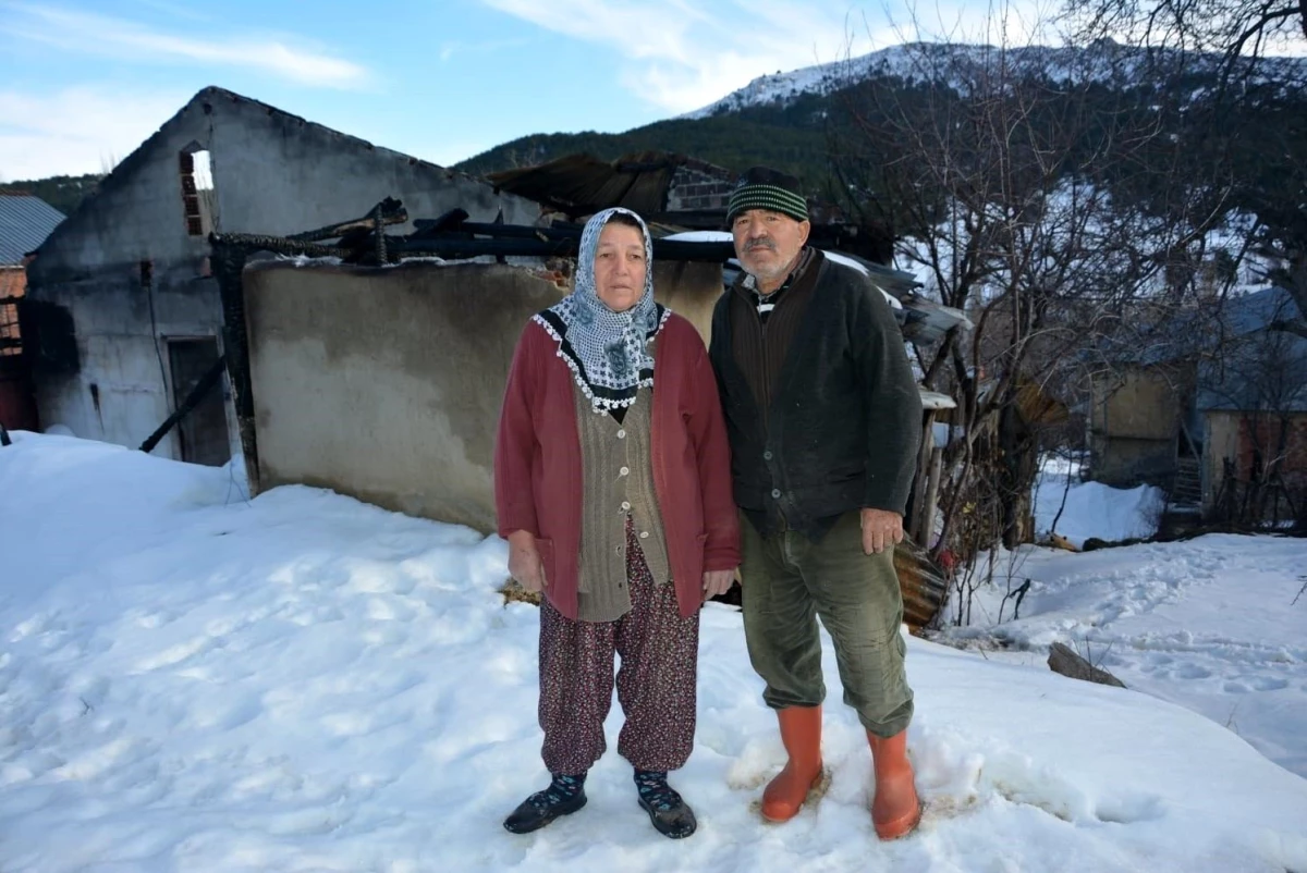 Yaşlı çift yanan evleri için Bakan Kurum\'dan yardım bekliyor