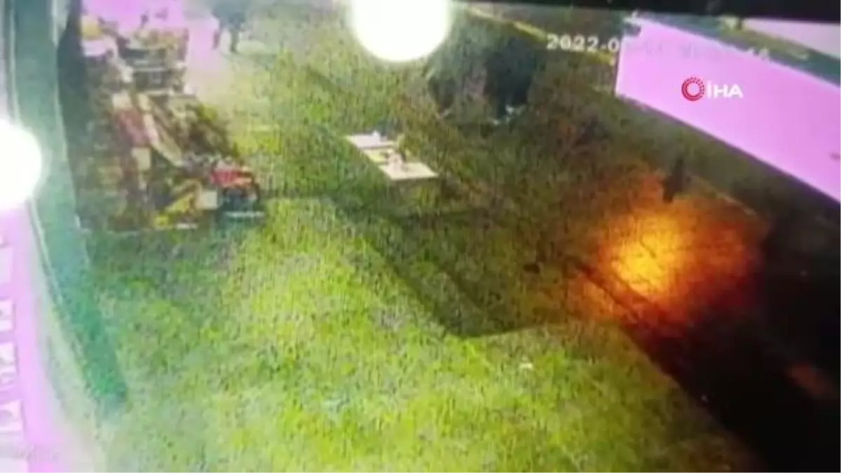 Yayaların ölümden döndüğü kaza kamerada
