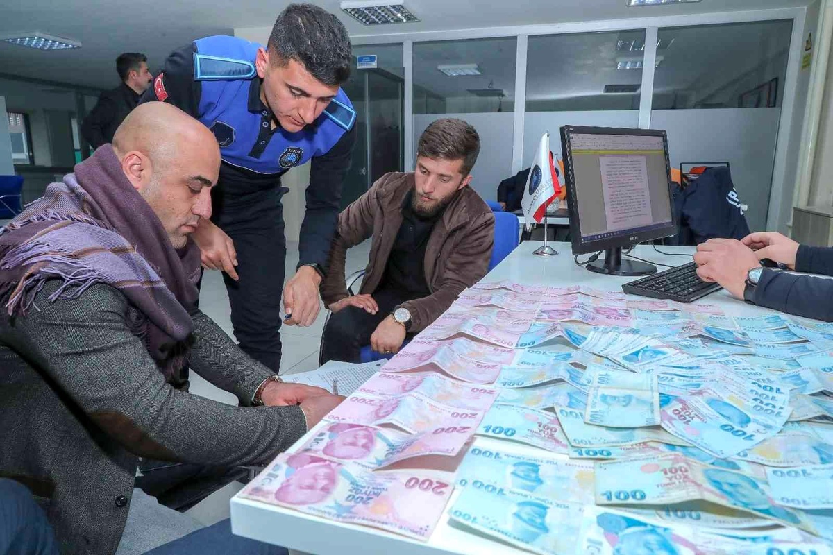 Yolda bulduğu 11 bin 900 lirayı sahibine ulaştırdı