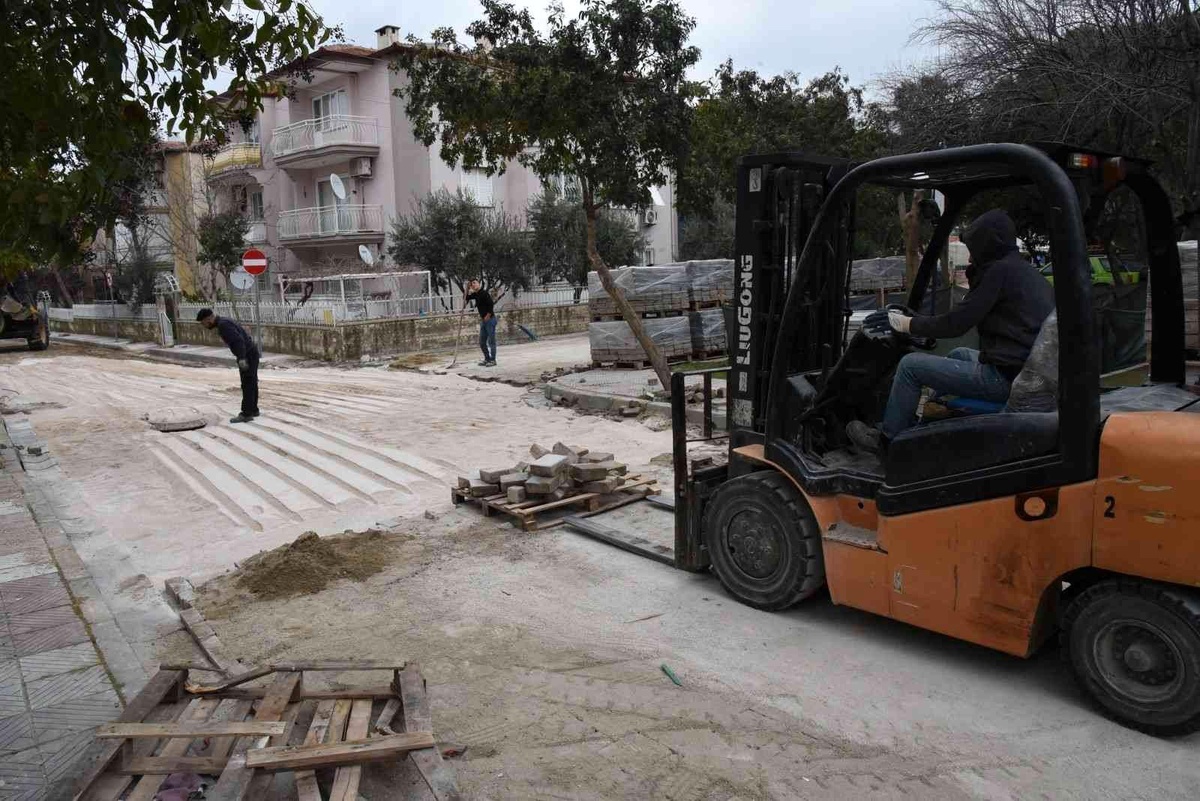 Yunusemre yol çalışması yapıyor